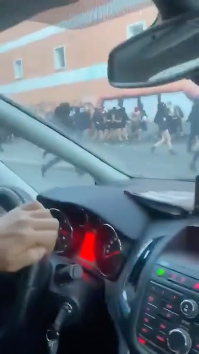 pstnc's tweet card. Linke greifen Polizei an Polizei muss FLÜCHTEN #gießen #links #protest