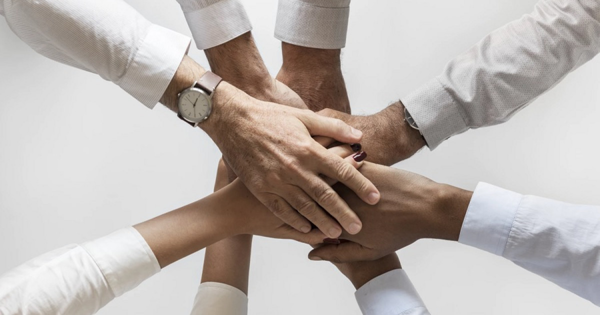 mbb_20's tweet card. Un resumen de las teorías de la motivación laboral según investigadores de la psicología del trabajo como Abraham Maslow, B. F. Skinner o McClelland.