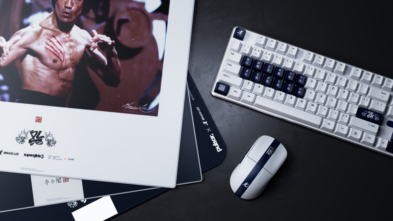ComputerBase's tweet card. Pulsar Gaming legt anlässlich des 85. Geburtstages der Martial-Arts-Ikone Bruce Lee Maus, Mauspad und Tastatur in passendem Design auf.