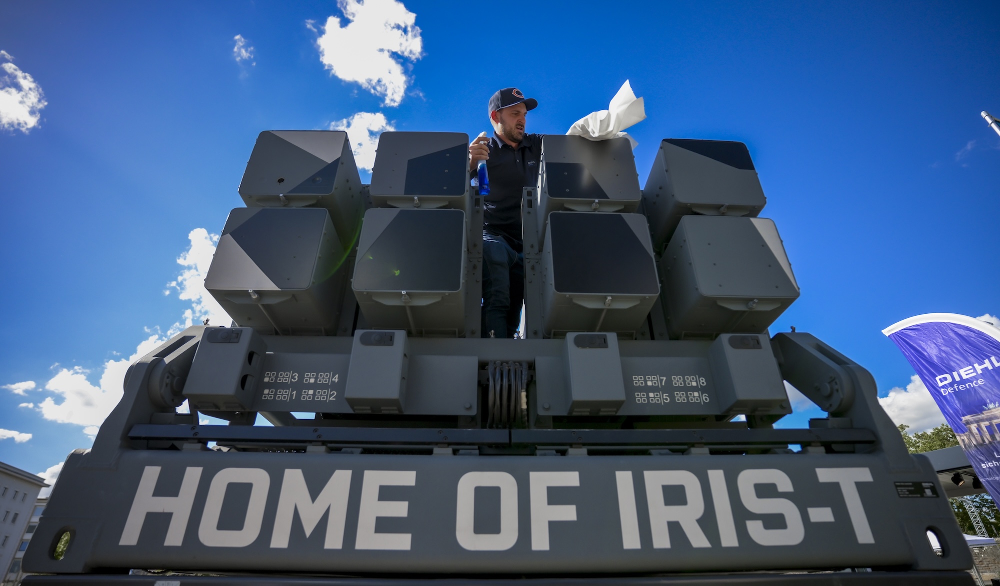 cpmDEFENCENTWRK's tweet card. In Koblenz stellte Diehl Defence verschiedene Drohnenabwehrlösungen und die Idee Coastal Defense Launcher vor.