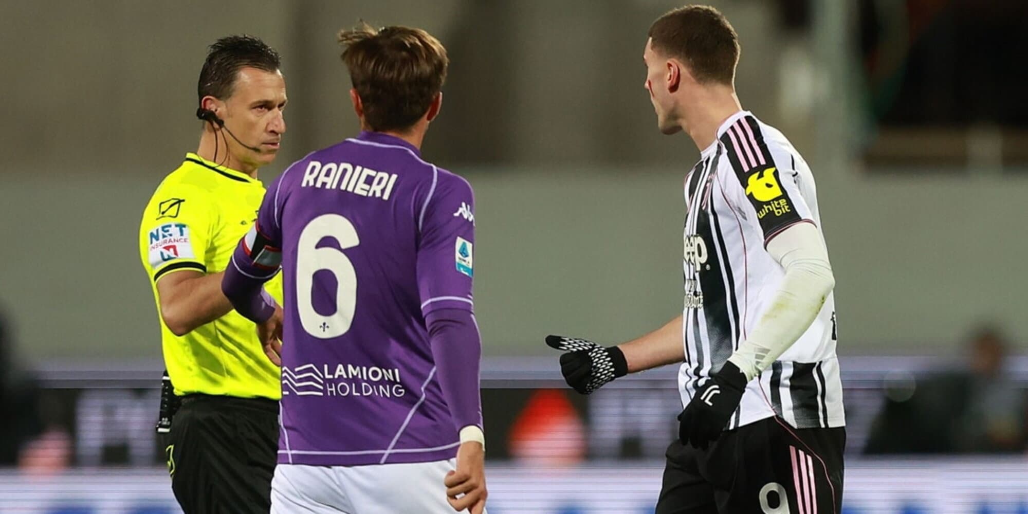 tuttosport's tweet card. L'attaccante della Juventus è stato, ancora, bersagliato dai suoi ex tifosi con l'arbitro costretto a fermare il gioco