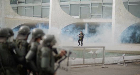 juliovschneider's tweet card. O Gabinete de Segurança Institucional (GSI) negou enviar à Câmara a íntegra das imagens gravadas pelas câmeras do Palácio do Planalto durante os atos do 8 de janeiro. Em fevereiro, o ministério já...