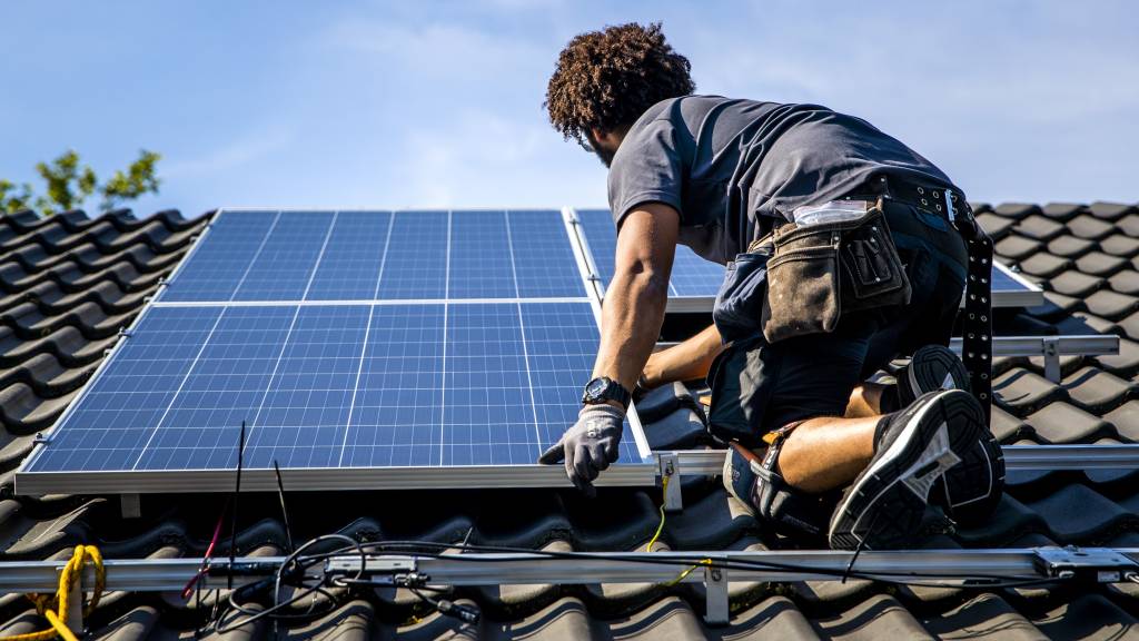 Techopzuid's tweet card. Het gaat onder meer om elektriciens en installateurs voor zonnepanelen.