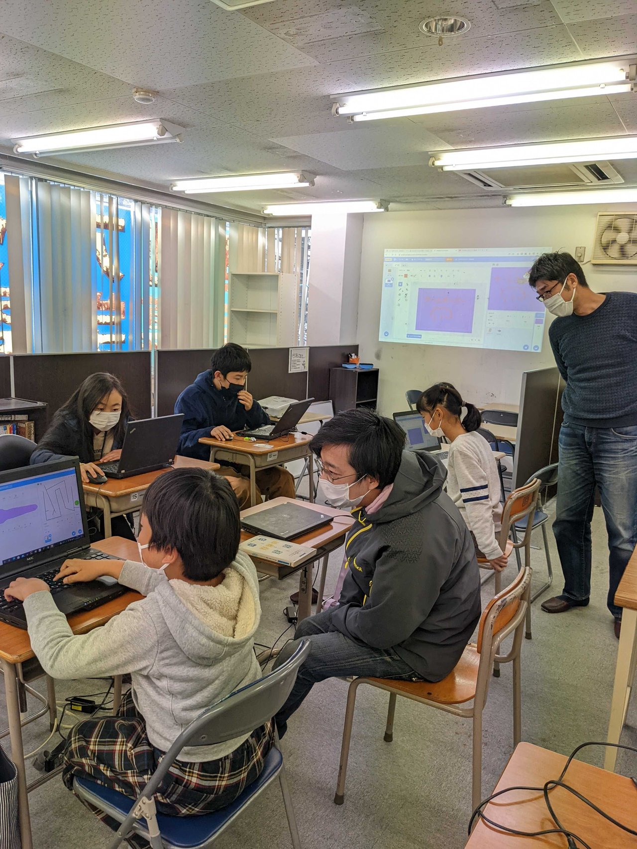 CoderDojo_KSWD's tweet card. # 今回はオンライン開催とさせていただきます ## 本来は現地による開催を行いたいところですが、現在のコロナウイルスの感染状況を踏まえ、今回はオンラインによる開催に切り替えることとしました。現地開催については、今後の感染状況を踏まえて判断したいと思います。 オンラインによる開催をスムーズに進めるためには、ご家庭の皆様のご協力が必要になります。 是非、保護者の皆様もご一緒に道場をお楽しみいただ...