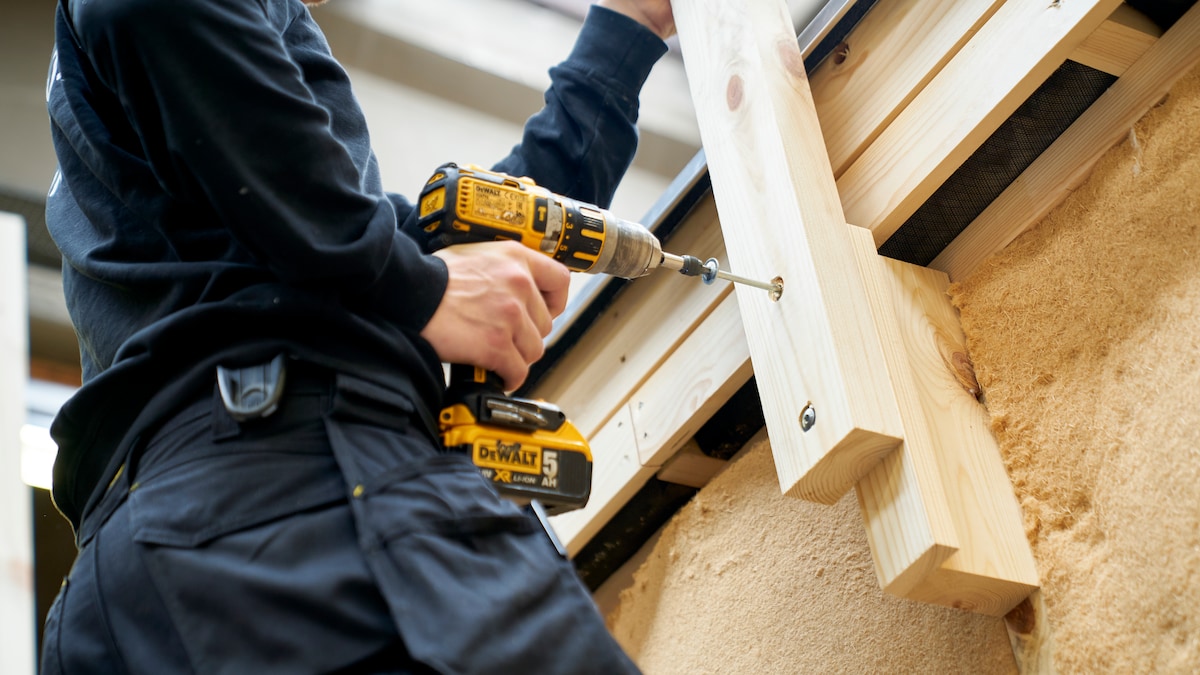 jacobjensenMF's tweet card. I finanslovudspil afsætter regeringen 300 millioner kroner til at genindføre håndværkerfradraget.