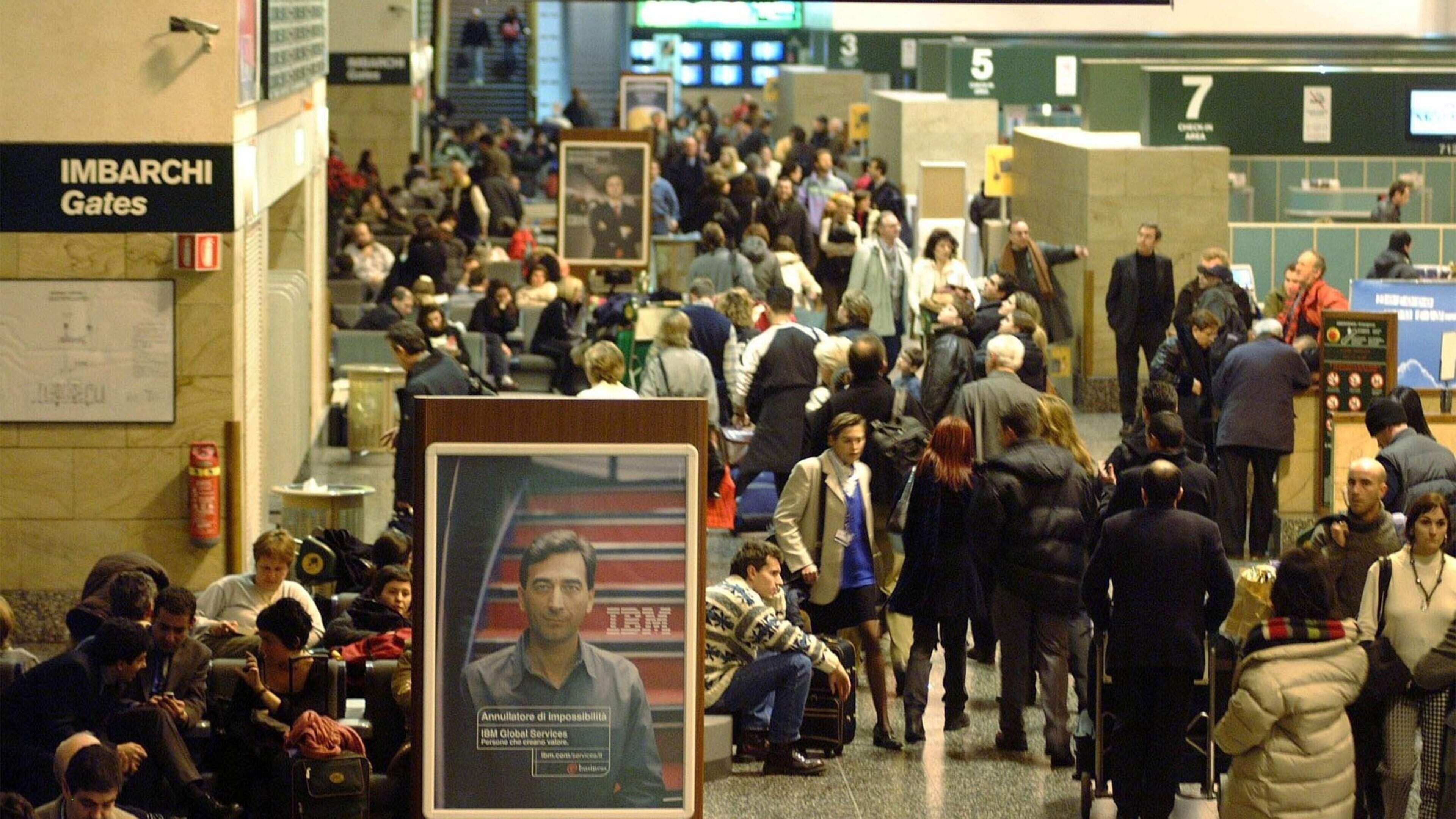 Flick1_'s tweet card. Een 20-jarige Nederlander is bij de internationale luchthaven van Milaan na een achtervolging in de boeien geslagen. Onze landgenoot had in een onbewaakt moment een koffer van een Indiase toerist...