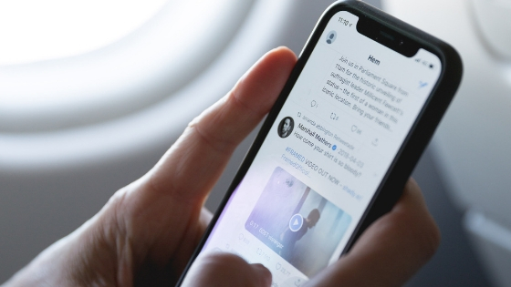 laurentbuanec's tweet card. Par Laure Delmoly, France Télévisions, MediaLab Journalistes et producteurs s’inspirent des formats journalistiques traditionnels pour créer de nouveaux formats sur Twitter. L’objectif : sortir...