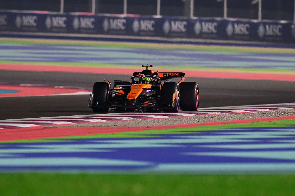 Formule1's tweet card. Oscar Piastri heeft in Qatar ook de tweede strohalm gegrepen. Na zijn overwinning in de sprintrace eerder op de dag, zegevierde hij ook in de kwalificatie