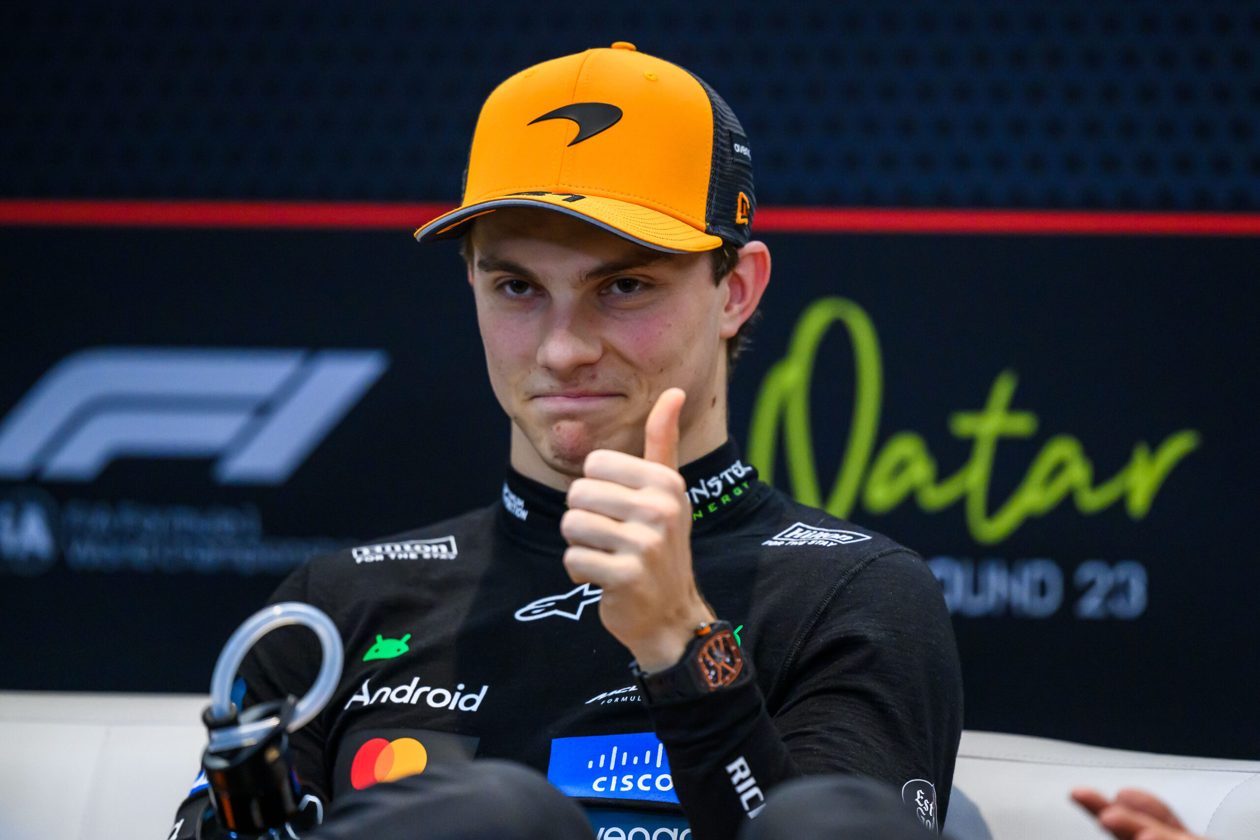 Formule1's tweet card. Oscar Piastri deelt een tik uit aan teamgenoot en titelrivaal Lando Norris door pole te pakken in Qatar: 'Het hele weekend gaat al goed'.