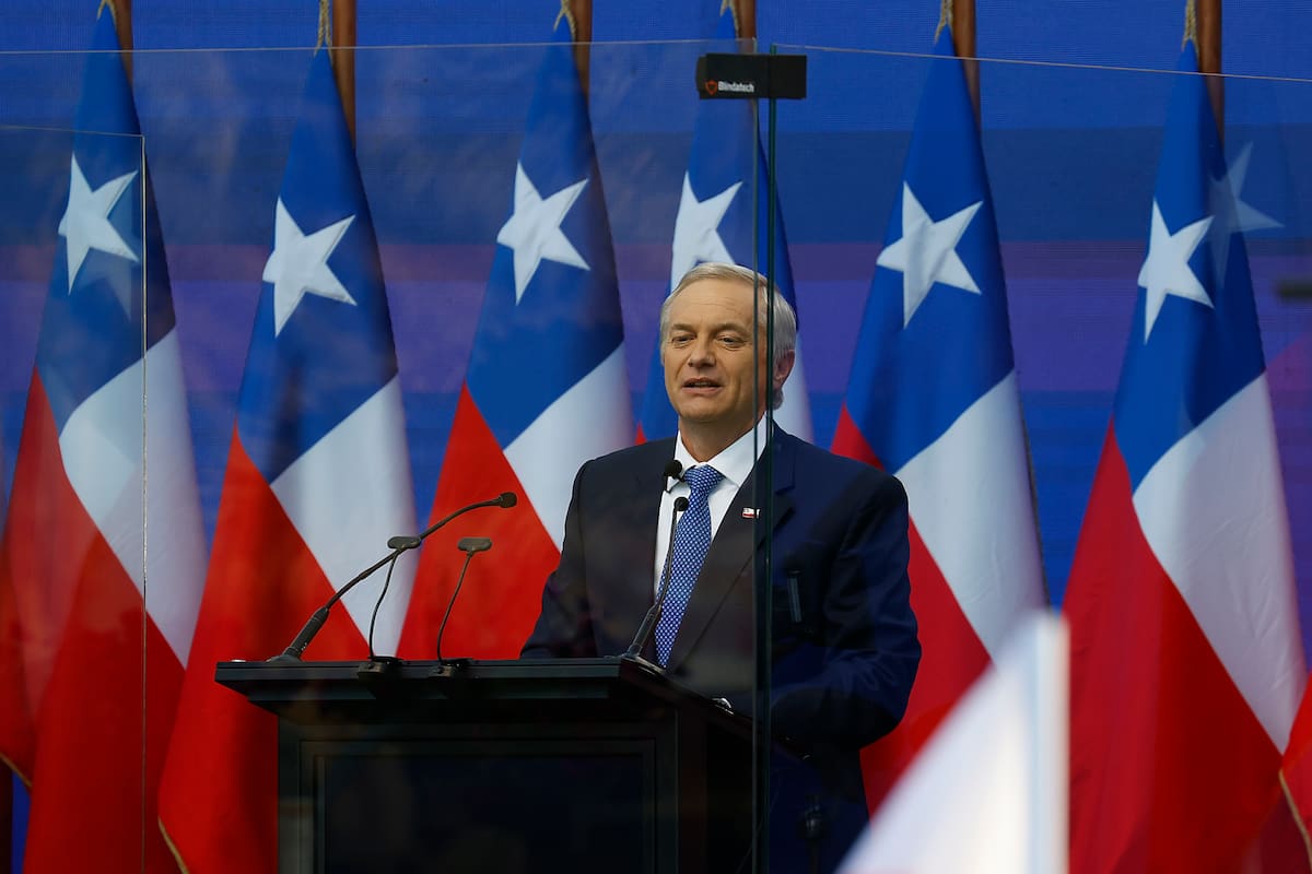 adnradiochile's tweet card. El candidato republicano usó una imagen de 2019 para reforzar su mensaje de “recuperar el orden”, ignorando que la fotografía documenta el ingreso de venezolanos a Perú desde Ecuador.