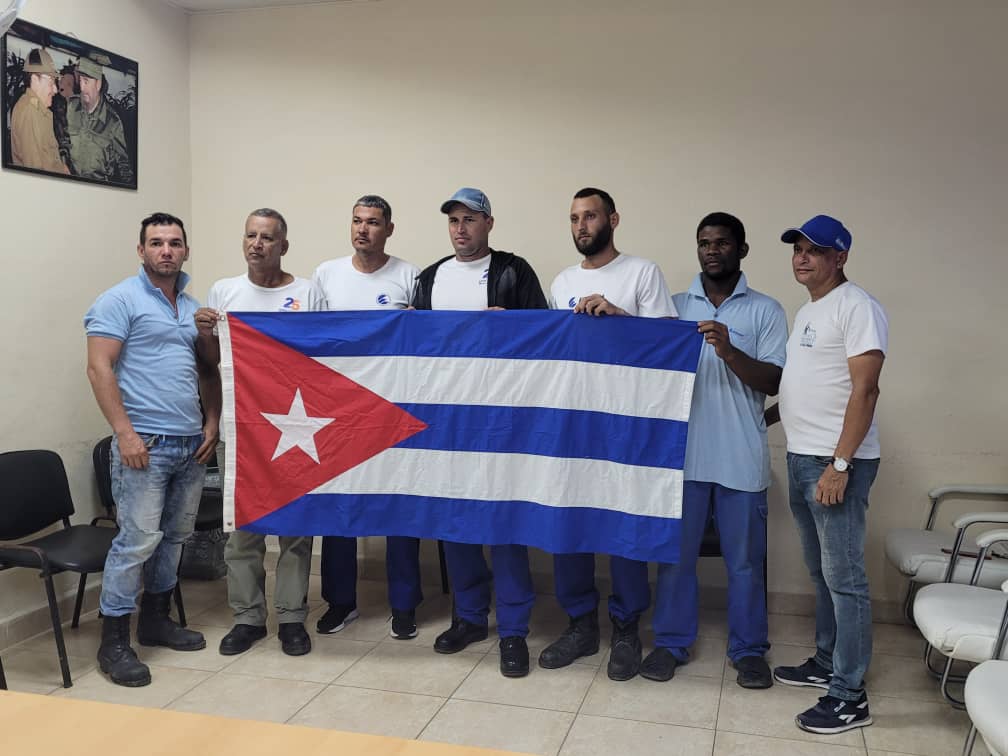 ElsaRVLT's tweet card. La solidaridad de los tuneros se hace evidente ante la llegada del Huracán Melissa La solidaridad de los tuneros se hace evidente ante la llegada del Huracán Melissa