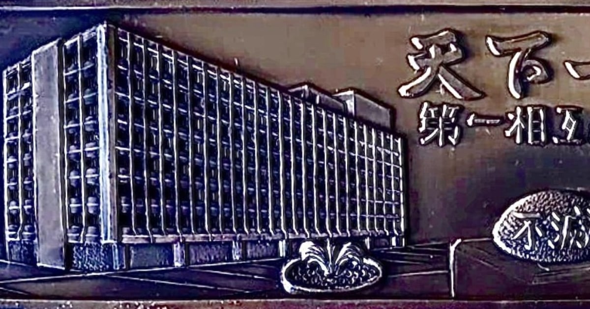 gendai_biz's tweet card. 戦後80年を迎え、元海軍パイロット内村健一が設立した「天下一家の会」は、1967年からネズミ講を運営し、最盛期には180万人が参加した。この商法は1970年代に社会問題化し、内村は1972年に逮捕、最終的に有罪判決を受けた。ネズミ講は1980年代に法律で禁止され、内村は1995年に死去した。