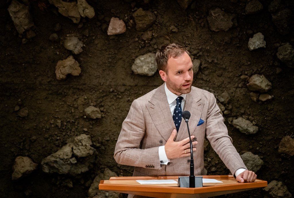 baspaternotte's tweet card. "Ga maar notulen lezen ofzo, k\*dtburger"