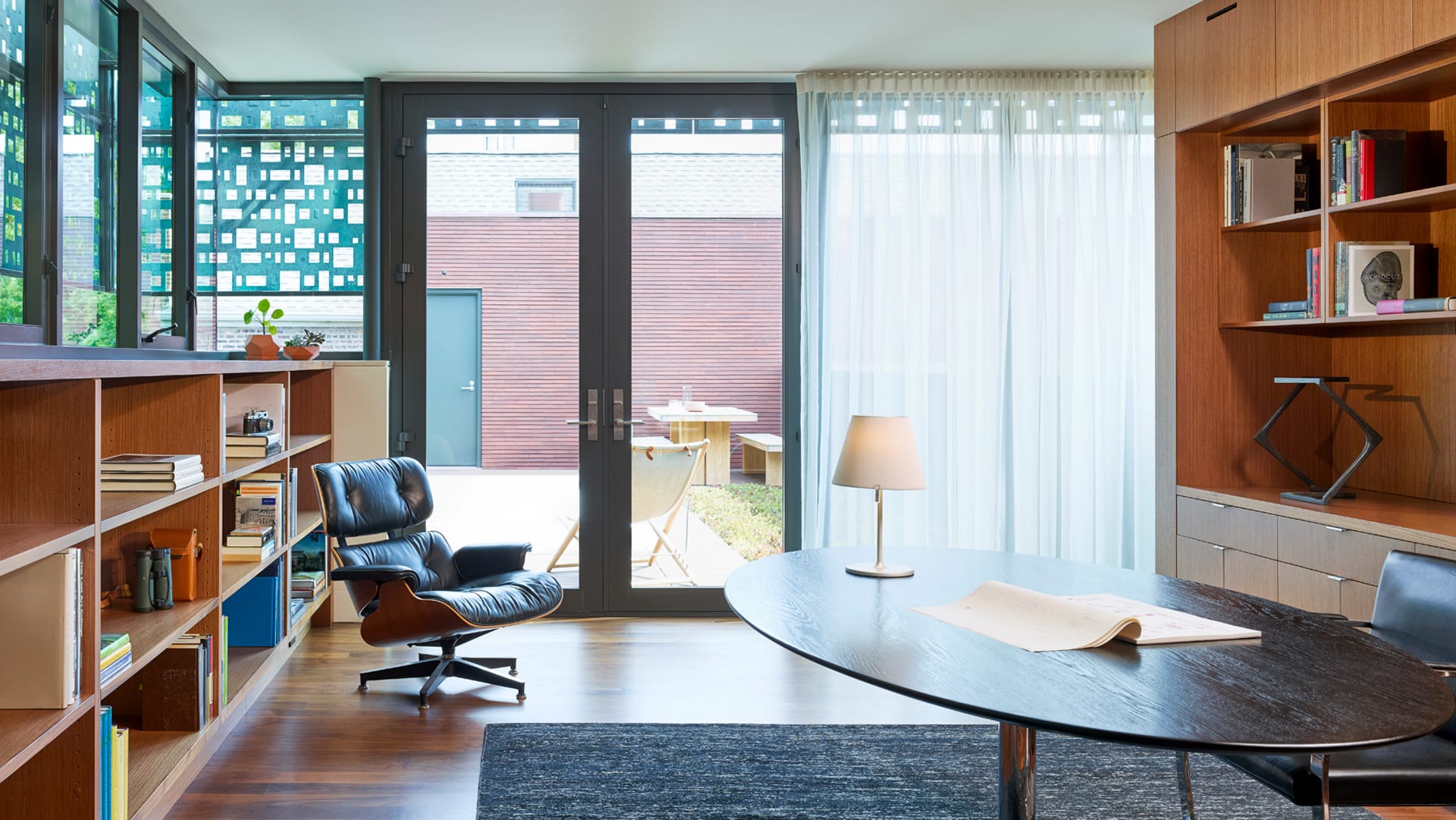 workevolutionca's tweet card. Make sure you have a second chair that you can sit in to change your perspective, says InVision CEO ClarkValberg. Bonus points if it's a wacky color.