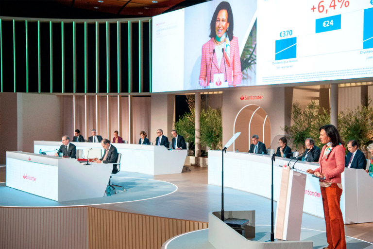 bancosantander's tweet card. La presidenta de Banco Santander, Ana Botín, informará a los accionistas en la junta de hoy que el banco espera obtener un retorno sobre el capital tangible (RoTE) del 16% en el primer trimestre,...