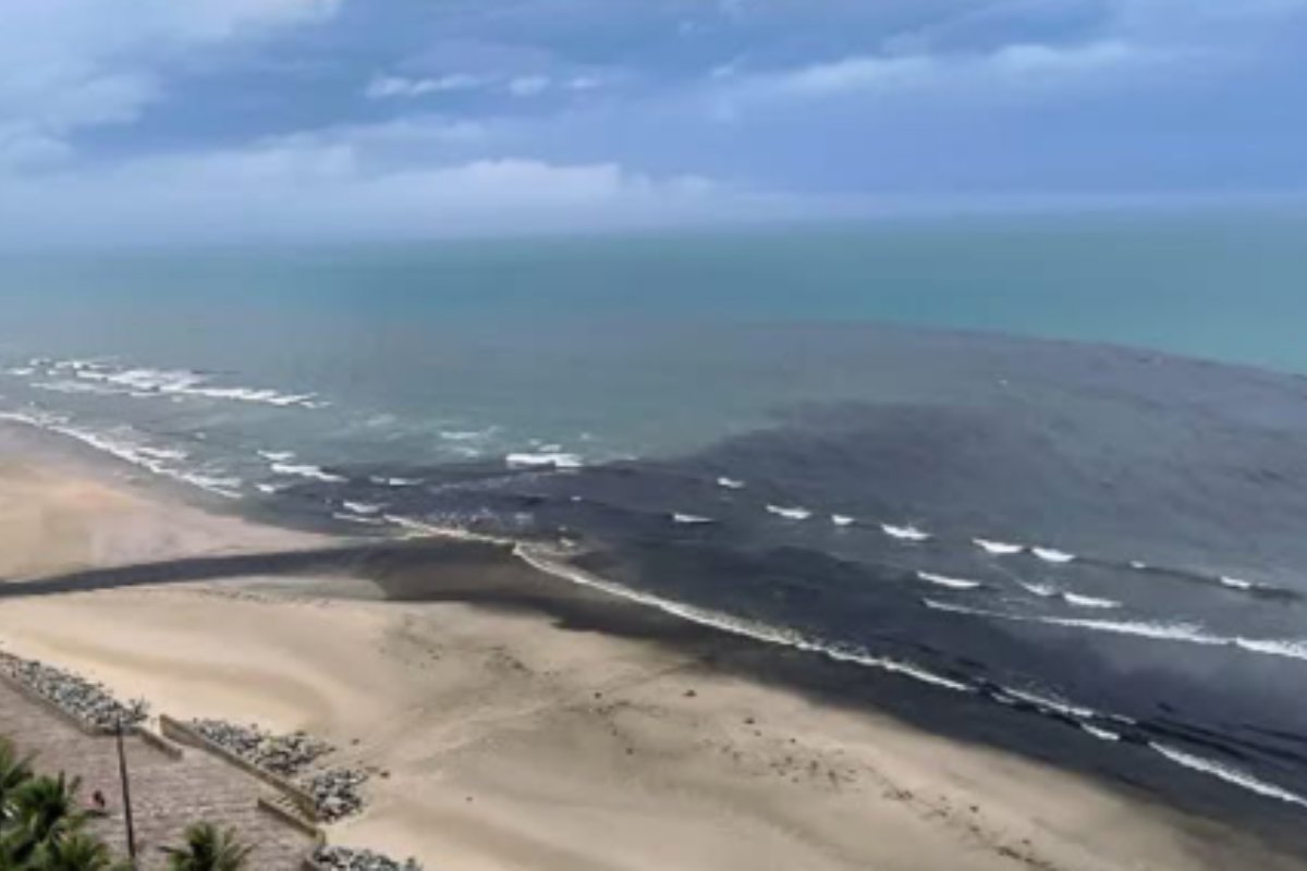 simaopedro_SP's tweet card. A multa começou a ser aplicada após uma mancha preta e de forte odor aparecer nas praias de Mongaguá. Sabesp nega responsabilidade