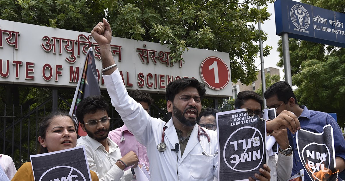 thecaravanhindi's tweet card. हरजीत सिंह भट्टी का आरोप है कि डॉक्टरों की भलाई के लिए आवाज उठाने के कारण एम्स ने उन्हें नौकरी नहीं दी.