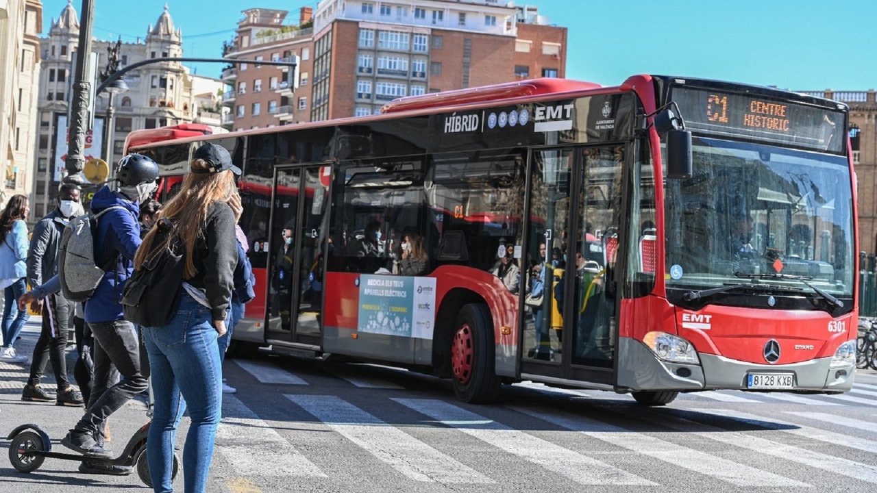 jmpadillar's tweet card. El ministro de Transportes, Óscar Puente, ha confirmado que, con la derogación del decreto ley omnibús apoyada por PP, Vox y Junts, desde este jueves ya no habrá descuentos al transporte público....