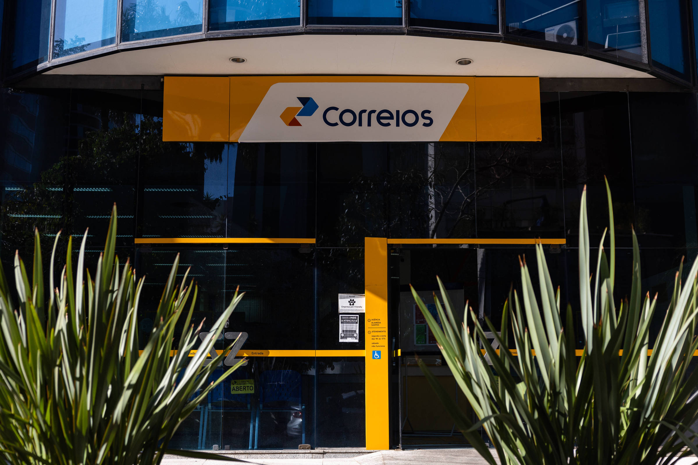 folha's tweet card. Crise só será superada com exoneração de indicações políticas, diz assinante