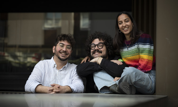 Comunicacio21's tweet card. Entrevista amb ‘Els teloners’ (Marc Bala, Guillem Estadella i Mar Arans), l’espai que precedeix el ‘Versió RAC1’ de 15 a 16 h.