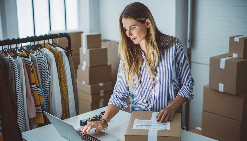 LicenciasA's tweet card. Según los datos del Informe de la moda online en España 2024 (elaborado por Modaes junto a Kantar y la consultora McKinsey), el e-commerce retoma una tendencia de crecimiento.