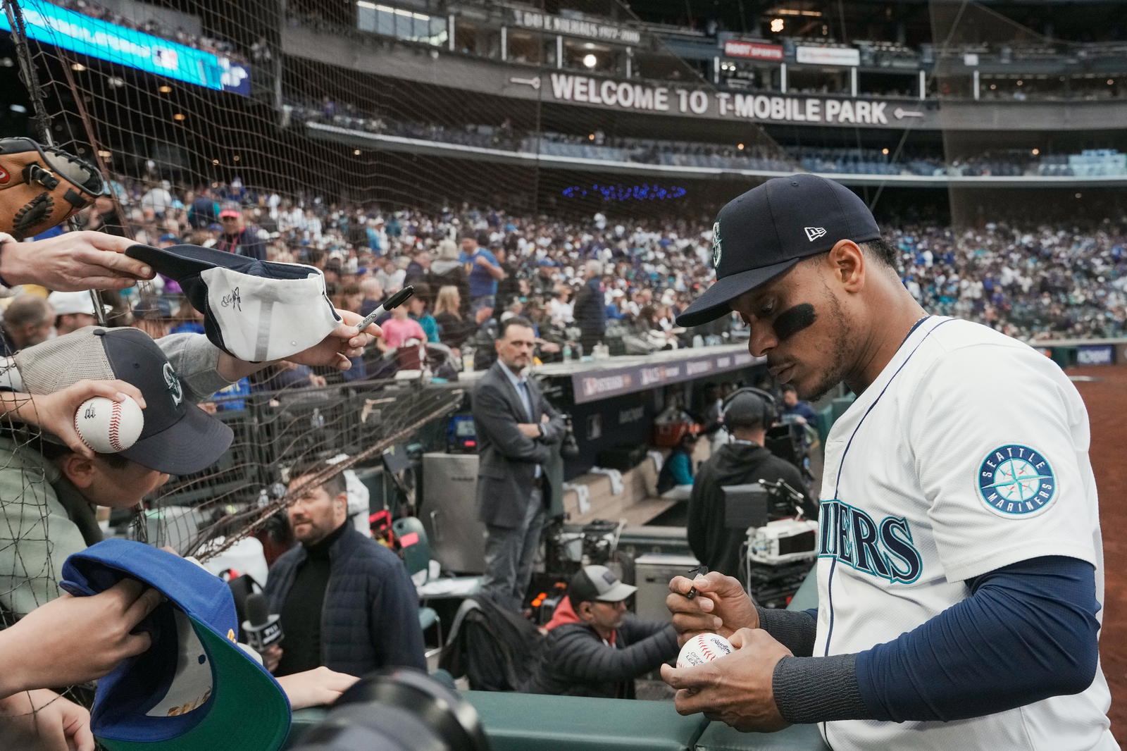 RefuseToLosePod's tweet card. Polanco is apparently an alternative in the free agent market for Boston, but does that kind of deal makes sense?