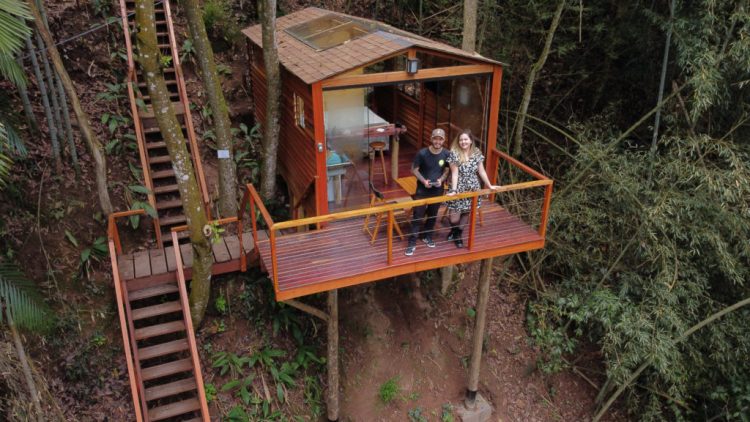 ExperimenteSP's tweet card. Que tal se hospedar numa casa da árvore no meio da Mata Atlântica?