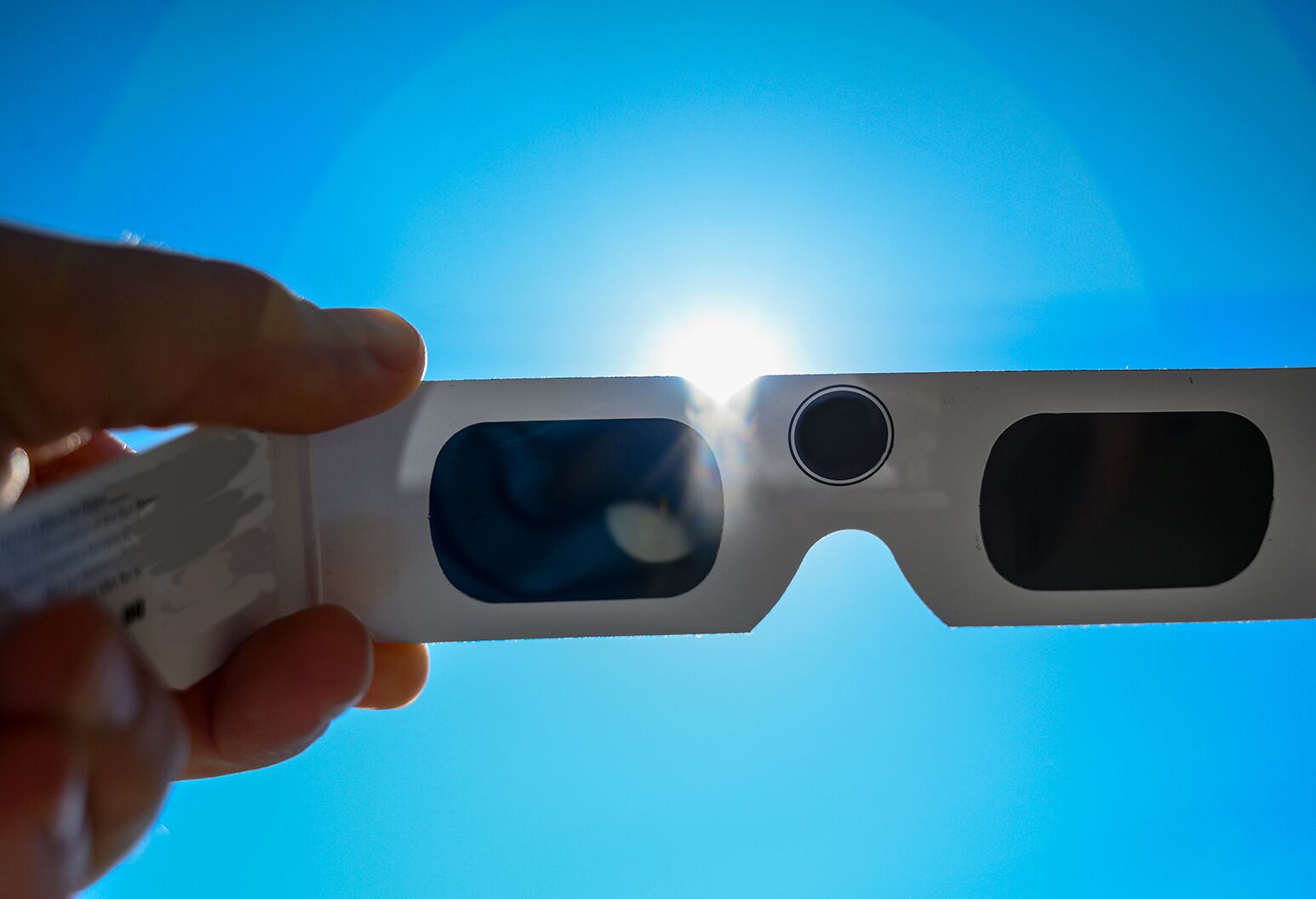 LongIsRobReport's tweet card. Yes, you can look — as long as you get the right pair of solar eclipse glasses.