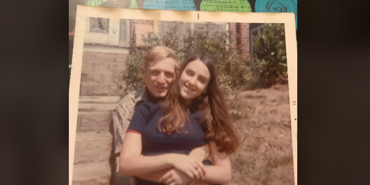 jsample95's tweet card. A couple, married for 48 years, died from COVID-19 within four minutes of each other while holding hands in the hospital.