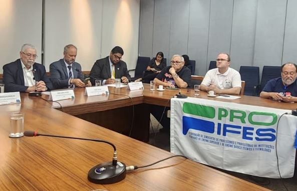 DianaAssuncaoED's tweet card. É mentira que a greve docente das federais se encerrou. Na reunião de negociação de docentes hoje (27), com o ANDES e o SINASEFE, o governo reafirmou sua intransigência e disse que vai assinar o...