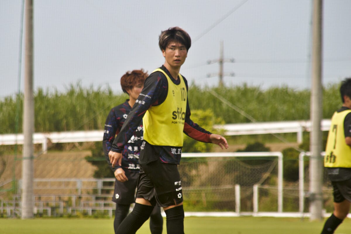 ryukyu_soccer's tweet card. 「内心はだいぶきついです。でも、顔に出ないだけです」。そう笑いながら話した曽田一騎の表情は、どこまでも穏やかだった。前節の栃木シティ戦（△２－２）では90分を通して12.7kmを走り切り、前線から守備に、守備から攻撃にとボックス・トゥ・ボックスで動き続けた。チームの潤滑油としてふさわしい存在感があった。