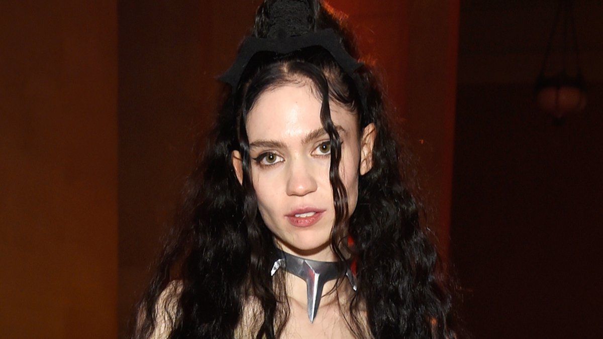 curious_media's tweet card. Singer Grimes has weighed in on the debate about the true origin of comet 3I/ATLAS amid speculation that it could be an ‘alien spacecraft’. Source: [...]