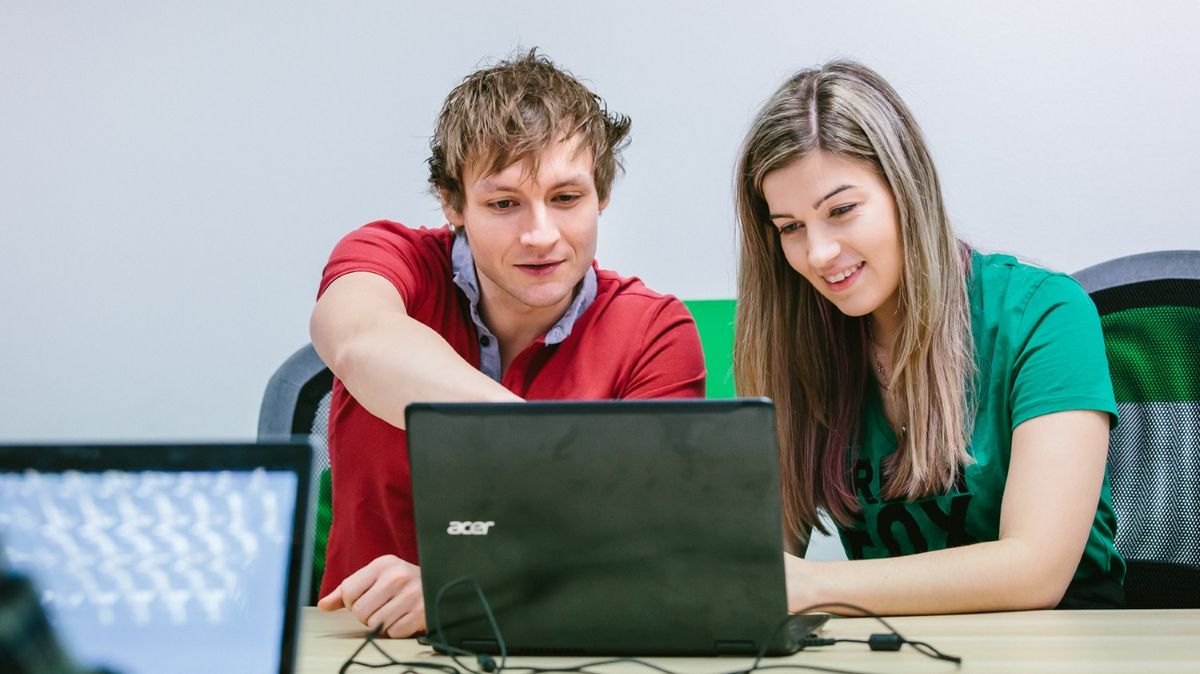 jchsoft's tweet card. Doktor či právník, nebo třeba baristka, zvukař a trenér. Ti všichni se rozhodli změnit svou původní profesi a rekvalifikovali se na „ajťáky“. Jejich výdělky jsou nyní vyšší než dřív.