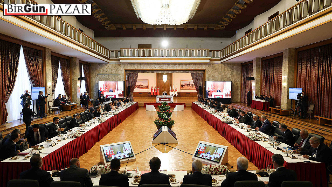 birgun_pazar's tweet card. Tek adam rejiminin tam biat talebi son olarak Meclis Komisyonu’nun İmralı ziyareti tartışmasında kendini gösterdi. Kürt sorununun çözümüne ilişkin bir yaklaşım geliştirmekten bütünüyle uzak; tek...