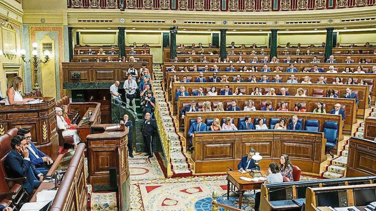 MasterEventsM's tweet card. Els auriculars de traducció simultània estan a punt d’arribar al Congrés. La reforma del reglament que avala l’ús de les llengües coofi­cials està en marxa i,