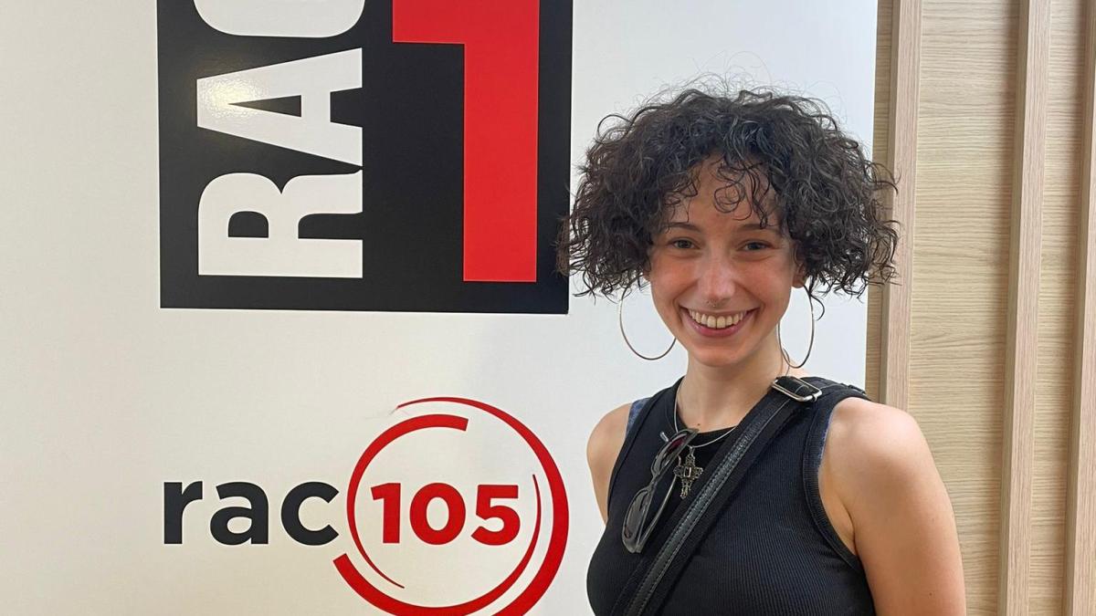 rac1's tweet card. Lectors de La Vanguardia: si aquests dies, llegint el diari, de tant en tant us trobeu una crònica o un reportatge signat per una tal Paula Valls... sí, és la cantant