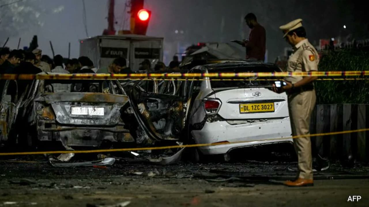 AsianetNewsHN's tweet card. Delhi Blast Case: NIA ने खुलासा किया कि 5 डॉक्टरों ने 26 लाख रुपये और 26 क्विंटल फर्टिलाइज़र जुटाकर मल्टी-सिटी सीरियल ब्लास्ट नेटवर्क तैयार किया था। डॉ. उमर मास्टरमाइंड, कई आरोपी गिरफ्तार, एक...