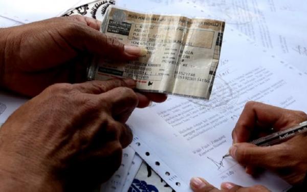 officialinews_'s tweet card. Kabar gembira! Pemprov DKI Jakarta hapus sanksi administrasi PKB dan BBNKB 2025. Bayar pajak kendaraan tanpa denda hingga 31 Agustus 2025.