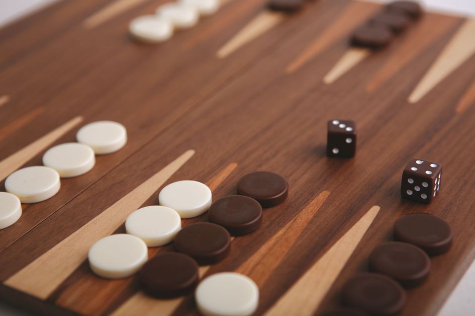 eddieb_41's tweet card. Quickly roll & move your pieces off the board, but don't leave lone ones defenseless!