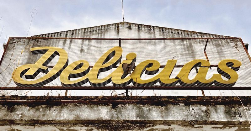 typechap's tweet card. El fotógrafo Stephen O`Neill reúne en una exposición tesoros gráficos de la ciudad que van, desde rótulos de grandes bodegas hasta las pequeñas máquinas de cerillas.