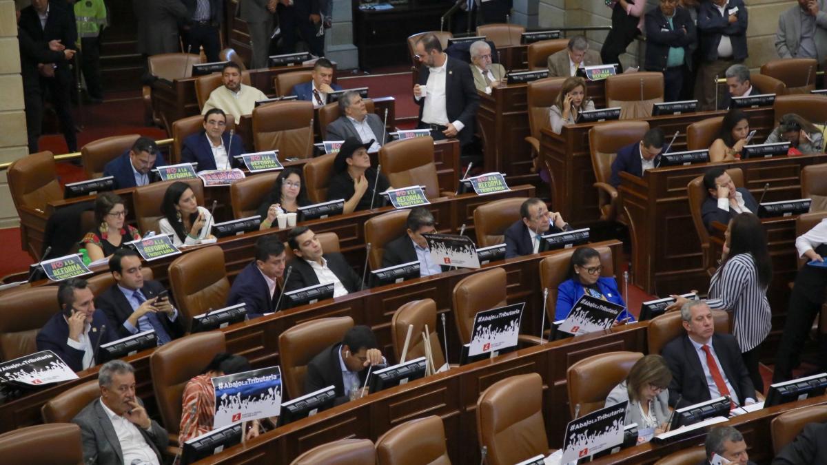 ELTIEMPO's tweet card. Esto es parte de la reforma política que cursa en Cámara. Discusión pasa a la Plenaria.