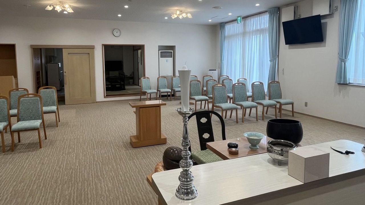 YahooNewsTopics's tweet card. 「1日葬と聞いた時、それ何?って驚いた」。京都府南部の50代女性は昨年3月、86歳の父親を亡くした。実家は京都府舞鶴市。毎週、車で2時間以上かけて見舞いに行っていたが、その週だけ用事で行けず、みとる