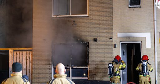 Slachtoffer zwaargewond naar ziekenhuis na explosie bij woning