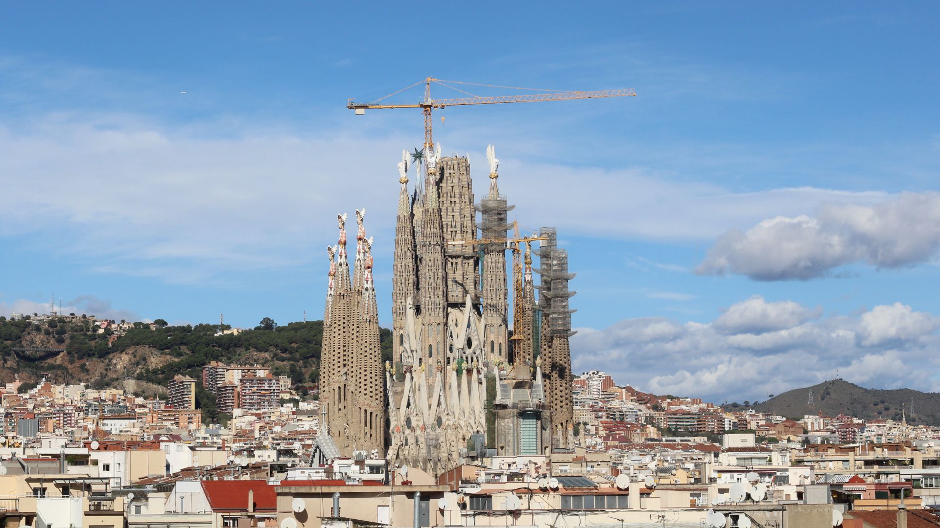 basicsbtv's tweet card. La Sagrada Família, a debat al 'bàsics'. Daniel Mòdol, arquitecte, urbanista i exregidor, i Jaume Clotet, periodista i escriptor, opinen sobre el monument de Gaudí.