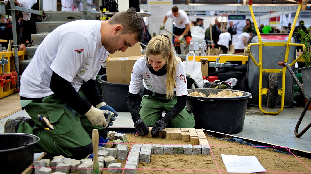 Gymlaererne's tweet card. Det er i dag frivilligt for gymnasier og deres elever, om de vil engagere sig i praktik. Men det skal der laves om på – ikke mindst fordi de frivillige tilbud om praktik er geografisk ujævnt fordelt,...