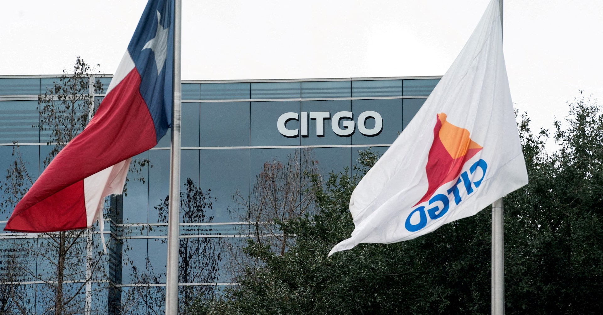 ReporteYa's tweet card. A U.S. judge on Saturday authorized the sale of shares in the Venezuela-owned parent of Citgo Petroleum to an affiliate of Elliott Investment Management, following his approval earlier this week of a...