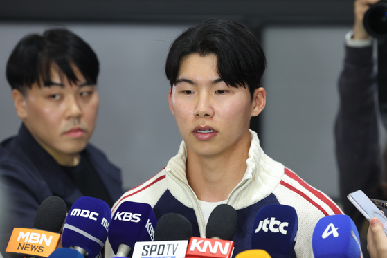 joongangilbo's tweet card. 김혜성, 부친 빚투 논란과 미숙한 언행에 사과