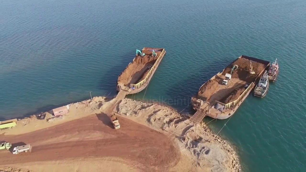 dani31_'s tweet card. Beginilah kegiatan barging atau bongkar muat ore nikel ke tongkang di...