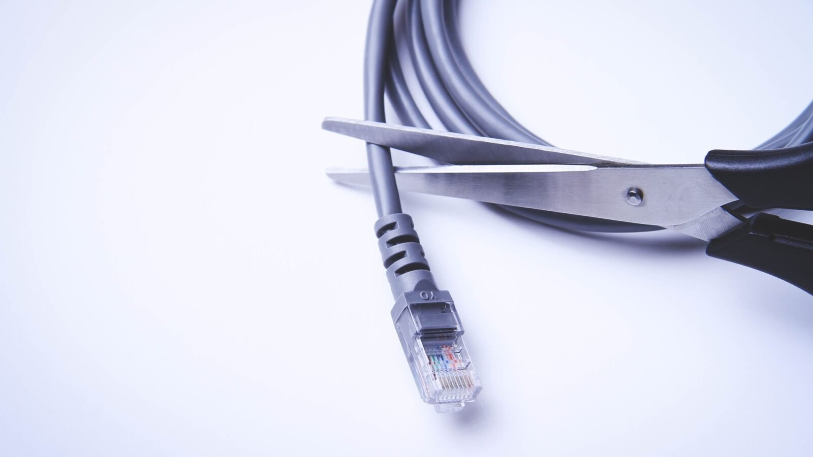 RLDI_Lamy's tweet card. Amazon Web Services et Google Cloud annoncent un partenariat qui met en place un mécanisme d'interopérabilité entre leurs services. Cette interopérabilité pourrait bien éviter la prochaine grande...