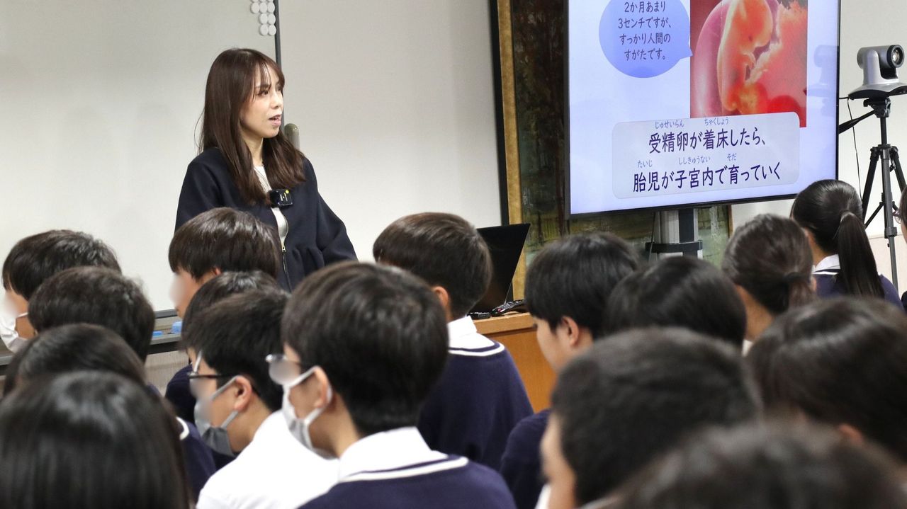 YahooNewsTopics's tweet card. 10代の望まない妊娠や、性暴力を防ぎたい。そんな危機感を持つ医師や教員、自治体がチームを組み、学校で「包括的性教育」を進める動きが出てきた。包括的性教育とは、人権尊重を基盤に幅広く性について学ぶこと